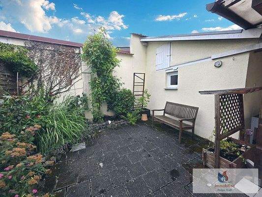 Hof und gemauerter Schuppen