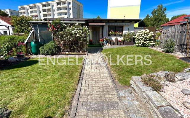 Garten + Eingang Bungalow