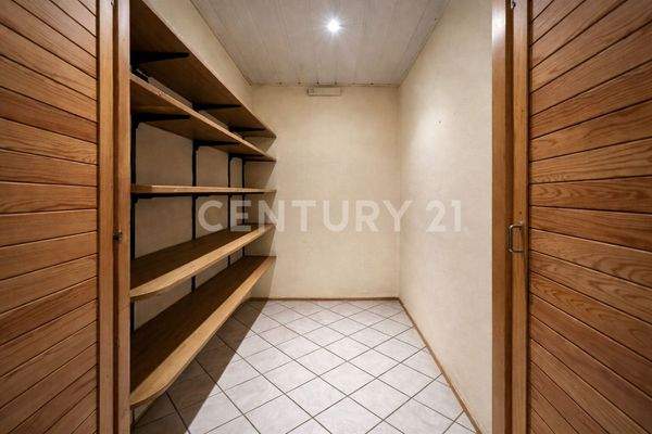 Abstellkammer für Vorräte, direkt von der Küche