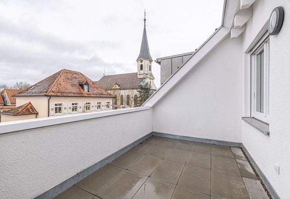 Loggia mit Blick auf die Kirche