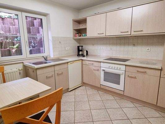 Küche im UG mit Möbeln und Eßplatz