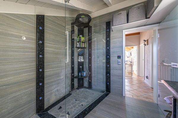 Badezimmer Dachgeschoss Bild 2