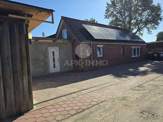 Haus vorne mit Eingang.jpg