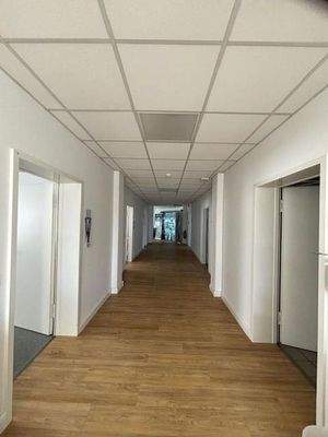 Flur mit Bürozugängen