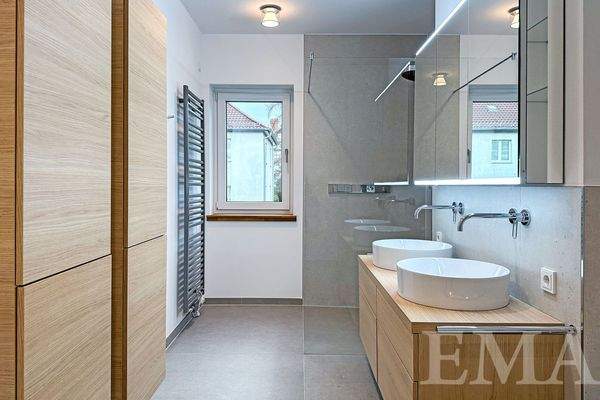 hochwertig Masterbad mit Dusche und Doppelwaschtisch
