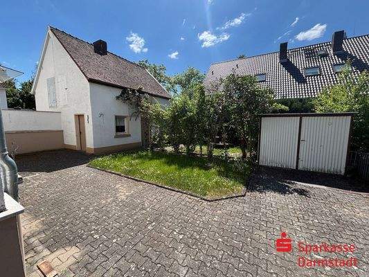 Hof mit Seitengebäude