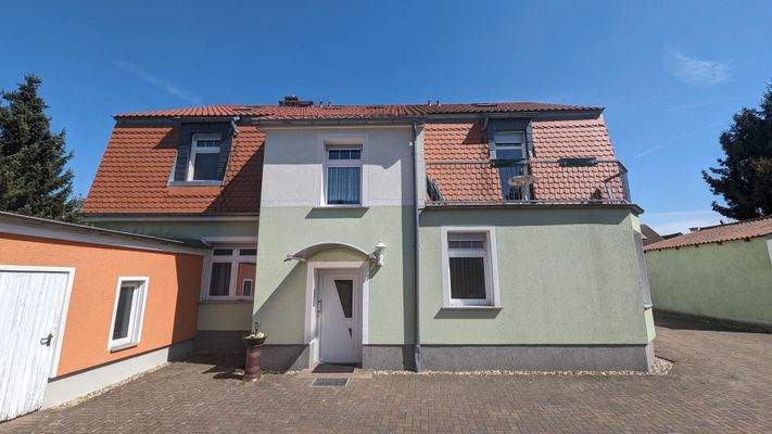 hofseitiger Eingangsbereich