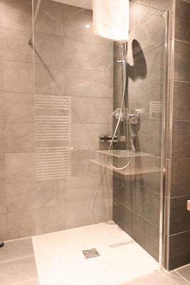 240709_Bad mit Dusche.jpg