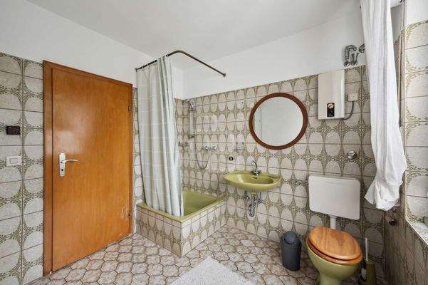 Badezimmer mit Dusche