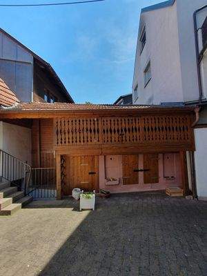 Blick Holzlager ehemaliger Stall