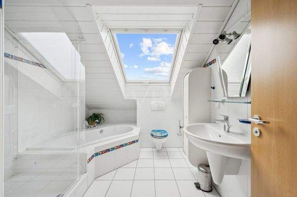helles Badezimmer im Dachgeschoß