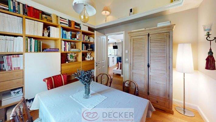 Bibliothek mit Essplatz