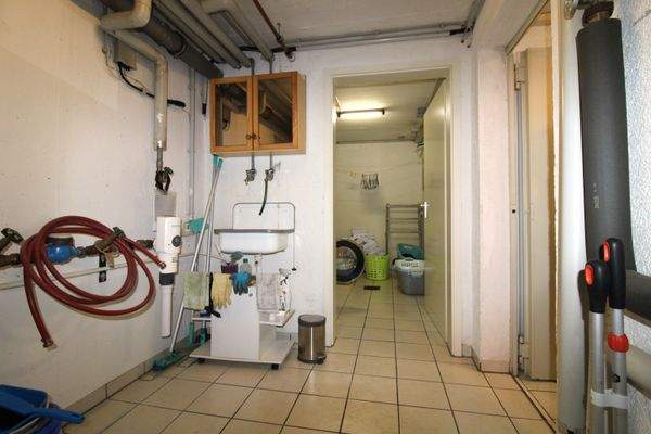 Heizungskeller Durchgang zum Waschraum.JPG