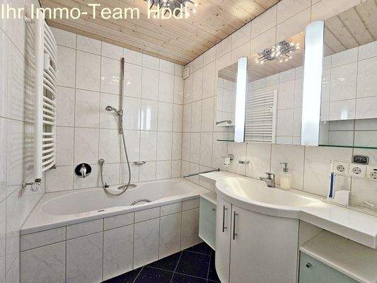 1.Bad innenliegend mit Wanne