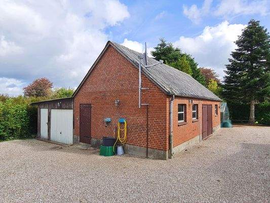 Weiterer Blick auf Anbau und Schuppen