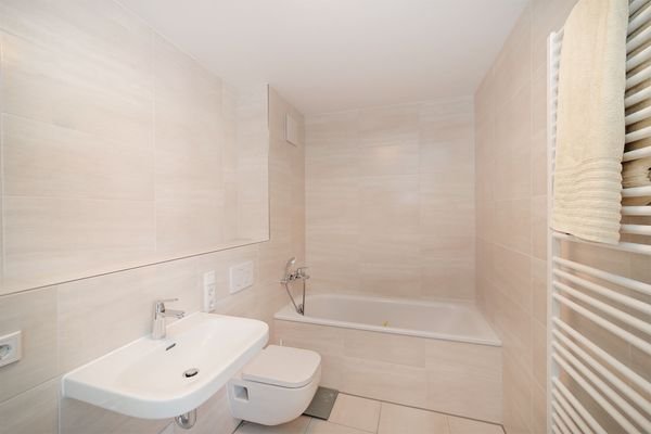 Ensuite Bad mit Wanne und Dusche 