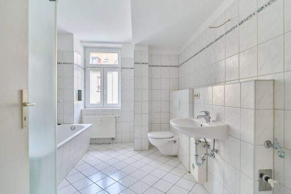 Tageslichtbad mit Badewanne und Dusche