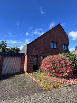 Frontansicht mit Garage links