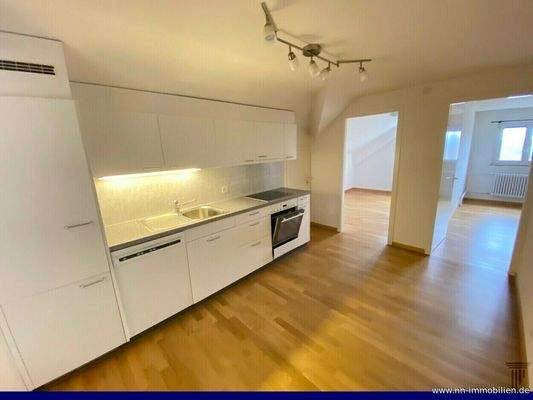 offene Einbauküche, Parkettboden und Zugang zu den lichtdurchfluteten Zimmern