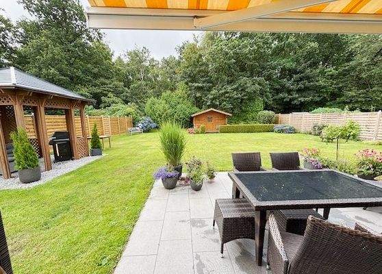 Blick von der Terrasse auf die Gartenanlage.jpg