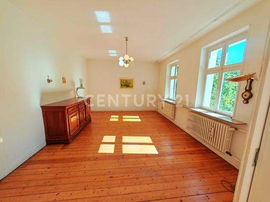 lichtdurchflutetes Arbeitszimmer im EG