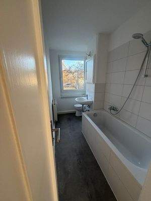 Helles Badezimmer mit Wanne