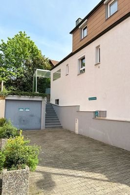 Garage und Stellplätze