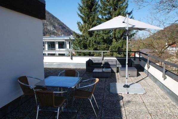 Dachterrasse mit 2 Sitzgruppen und Sonnenschirm
