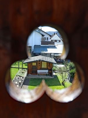Blick durch den Balkon zum Garten