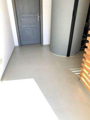 Heizungsraum mit Warmwasserspeicher