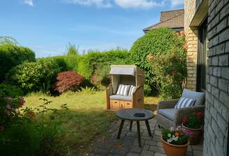 Terrasse vor der Souterrain-Wohnung- bzw. Büro.