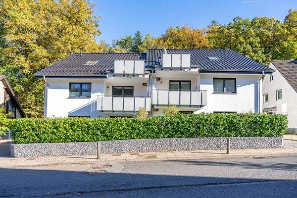 Das Gebäude liegt am Hang des Teutoburger Walds.