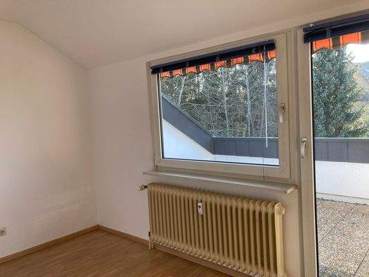 Schlafzimmer mit Zugang zur Loggia