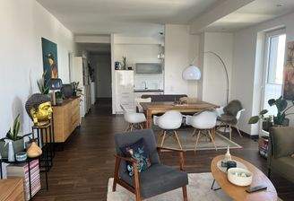 Wohnzimmer mit Blick zu Küche/Flur