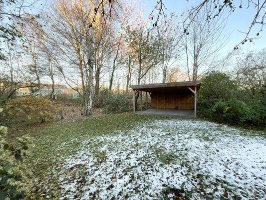 Garten mit überdachter Terrasse