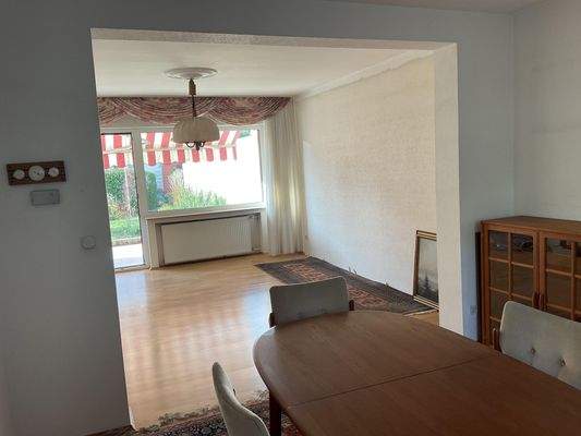 Wohn-Esszimmer mit Ausgang zur Sonnenterrasse