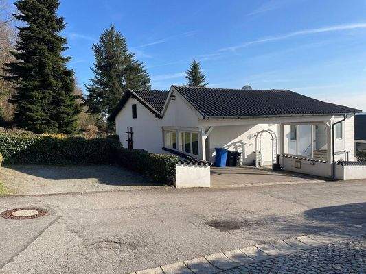 Garage und überdachte Stellplätze