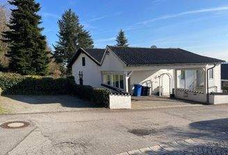 Garage und überdachte Stellplätze