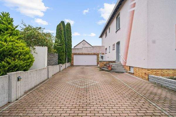 47421-007_Hof und Doppelgarage