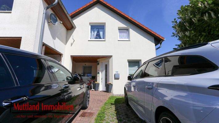 Hausansicht vorn mit Stellplätzen