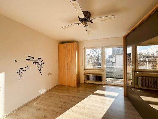 Schlafzimmer mit Zugang zum Süd-Balkon