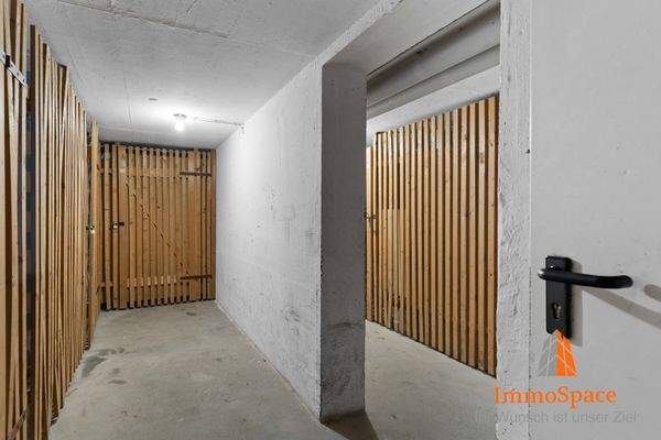 Blick zu den Kellerräumen