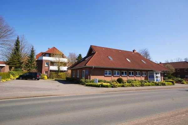 660 Hinteransicht mit Parkplätzen