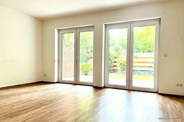 Wohnzimmer m. Blick auf die Terrasse