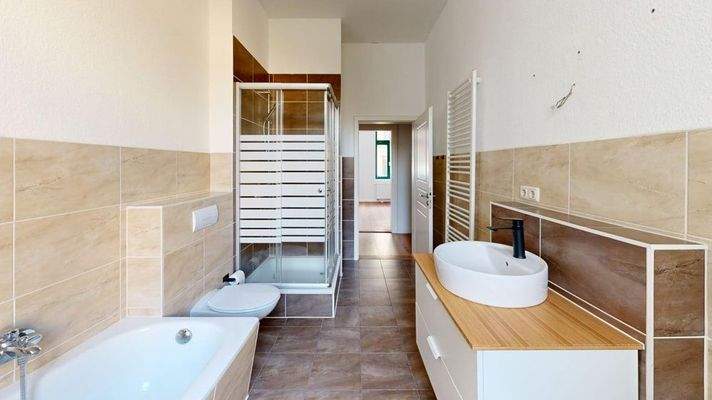 Badezimmer mit Badewanne & Dusche 