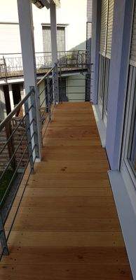 Überdachter Balkon im Obergeschoss mit Zugang aus zwei Schlafräumen und gartenseitiger Ausrichtung 