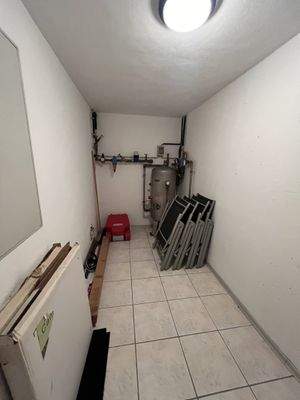 Kleiner Abstellraum mit durchdachter Raumnutzung und praktischen fest verbauten Elementen