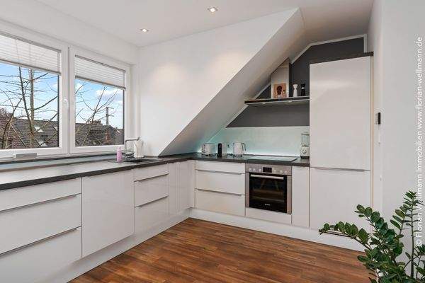 ... mit hochwertiger Einbauküche ...