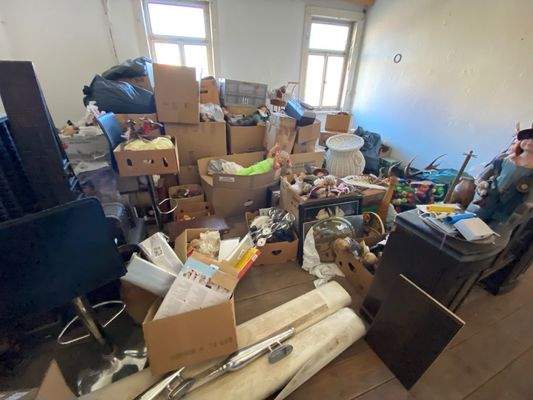 Noch unsanierter Bereich im 2. OG (2).jpg