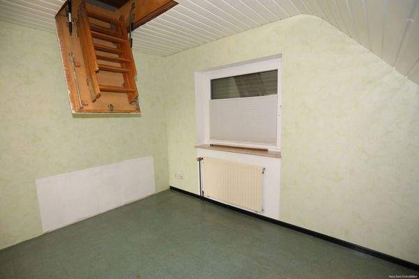 Zimmer rechts mit Bodentreppe